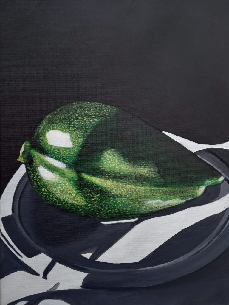 Nature morte avec courgette avec ombres et lumières, sur fond noir