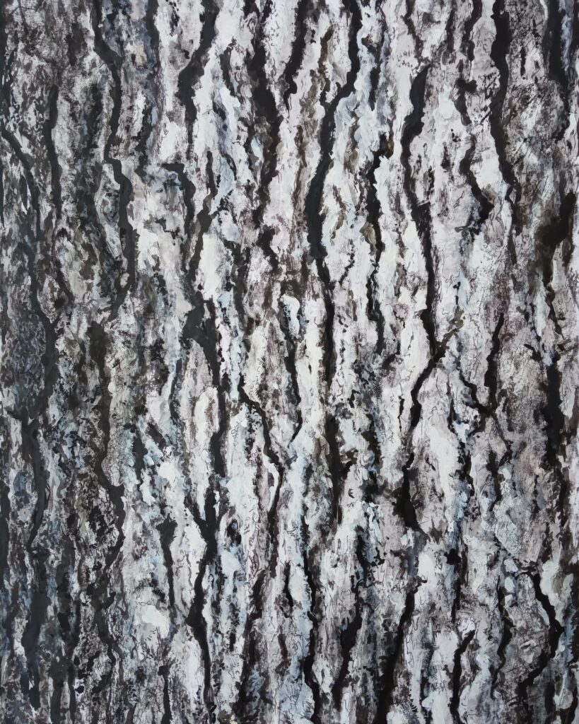 Peinture noir et blanche en technique mixte d'un détail de tronc d'arbre